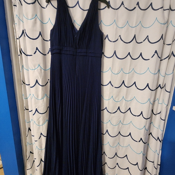 Donna Morgan Elegant V-Neck Sleeveless Pleated Dress - Picture 3 of 3